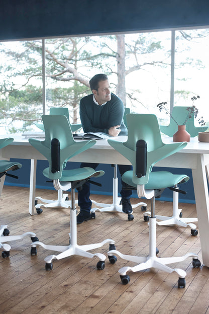 HÅG Capisco Puls 8002 ergonomic chair. Saddle seat design for active sitting, promoting posture, mobility, and spine health at any desk height.