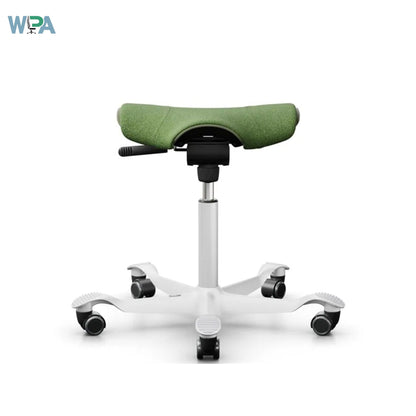 HÅG Capisco Puls 8002 ergonomic chair. Saddle seat design for active sitting, promoting posture, mobility, and spine health at any desk height.