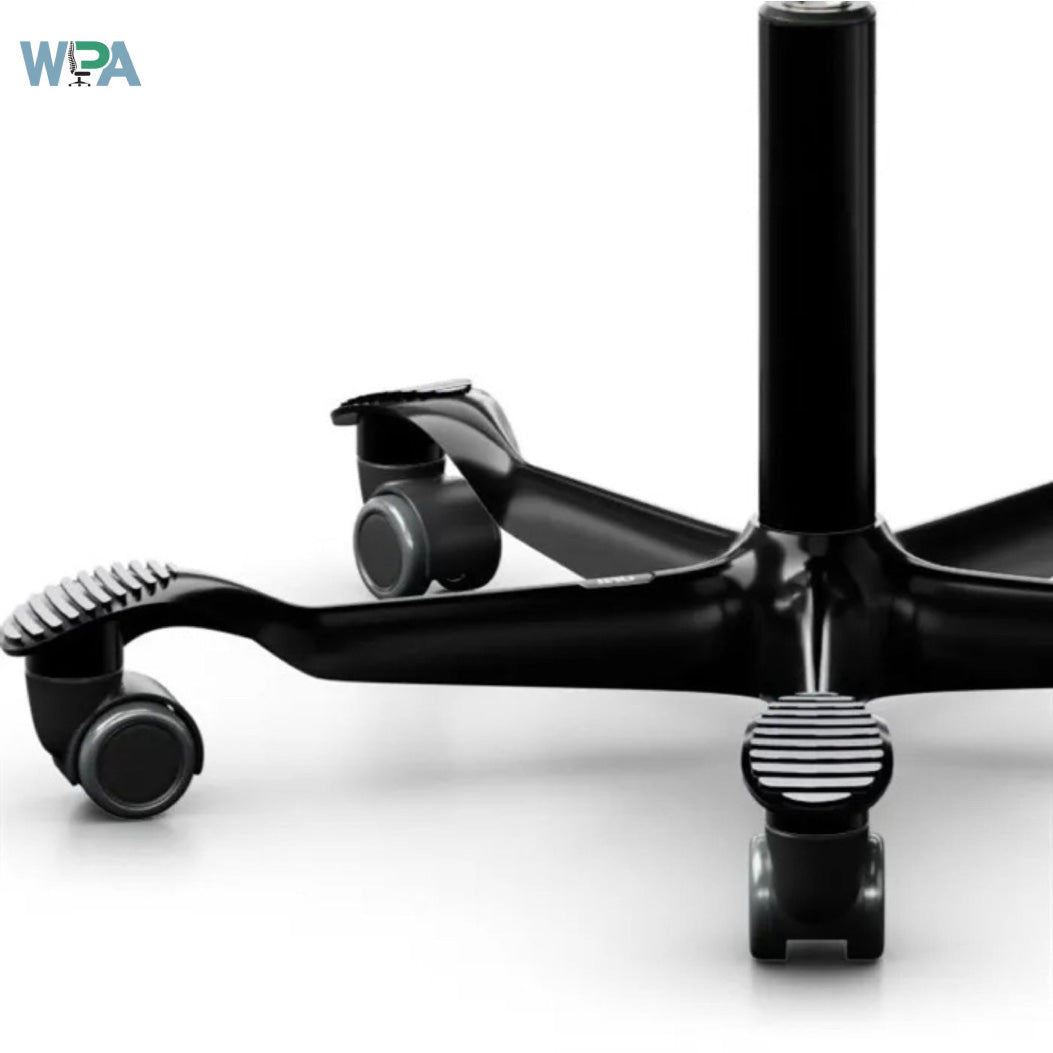 HÅG Capisco Puls 8002 ergonomic chair. Saddle seat design for active sitting, promoting posture, mobility, and spine health at any desk height.